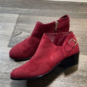 Vince Camuto Red Suede Ankle Boots woman’s 8 (s148)